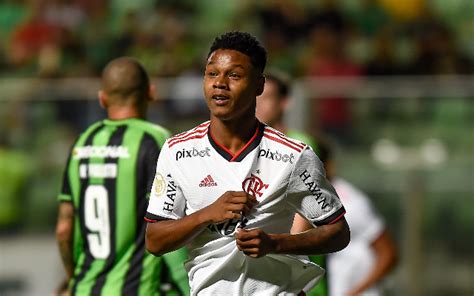 Matheus França cresce em reta final do Flamengo e chega a 5º gol como