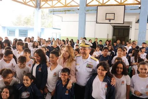 Almirante de Esquadra da Marinha do Brasil é homenageado na escola