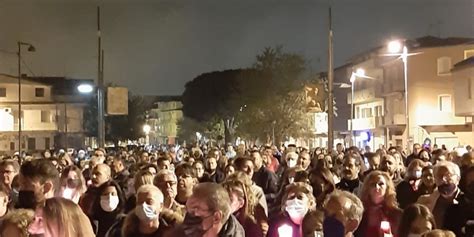 I Frati Lasciano Il Convento Di Cutro Fiaccolata Contro La Decisione