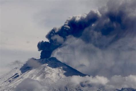 Video Volc N Cotopaxi De Ecuador Emana Columna De Unos Metros De