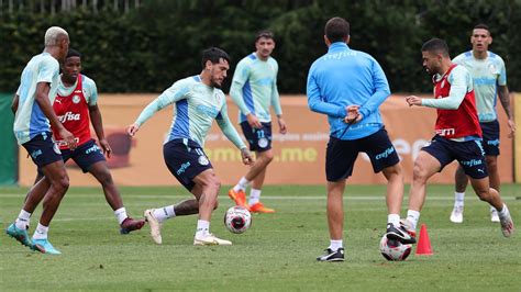 Elenco do Palmeiras aprimora passes e marcação no primeiro treino do dia