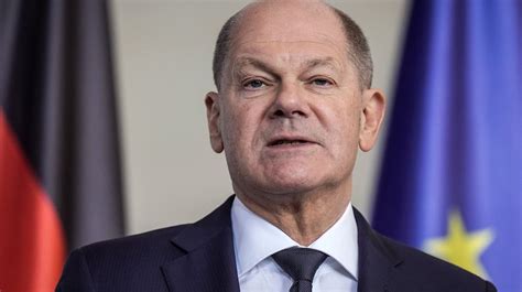 Olaf Scholz kommt nach Dresden und steigt in eine Straßenbahn