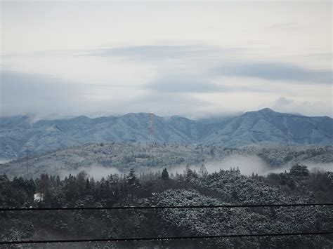 節分の雨が雪に変わっていました。朝は雪景色が広がっていましたがもう太陽が眩しいぐらいなのですぐ雪も溶けるでしょう。 屋根裏アトリエ ～田中