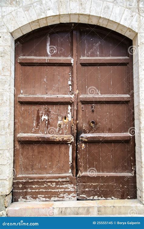 A Porta De Madeira Nas Paredes Velhas Imagem De Stock Imagem De