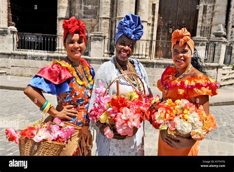 Cubaine En Tenue Traditionnelle Banque D Image Et Photos Alamy