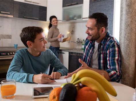 Feliz Familia Sentada En La Mesa De Comedor Imagen De Archivo Imagen