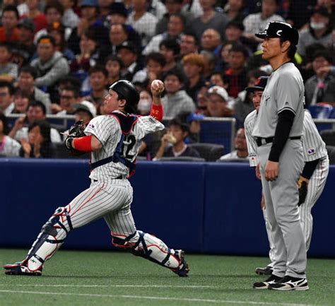 甲斐が試合締めた！一塁悪送球カバーしキャノン発動 プロ野球 日刊スポーツ