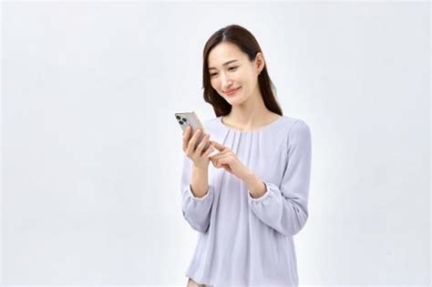 スマートフォンを持ちokサインをする女性 No 30532990｜写真素材なら「写真ac」無料（フリー）ダウンロードok