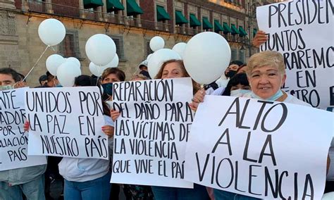 Activistas Por La Paz Se Congregan Afuera De Palacio Nacional