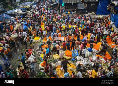 Kolkata India 02nd Oct 2022 Vendors Are Selling Flowers Inside A