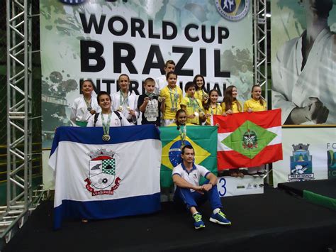 Município ganha 14 medalhas de ouro no mundial de karatê