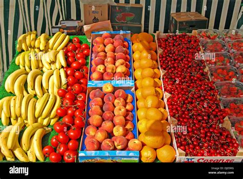 a fresh fruit market stall Stock Photo - Alamy