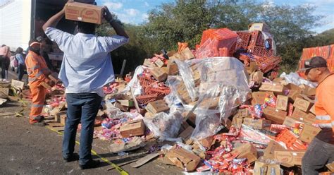 El conductor manejaba cansado tráiler cargado de galletas vuelca por