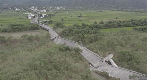 【台東強震】花蓮高寮大橋斷裂「空拍畫面曝光」 3人跌落平安獲救