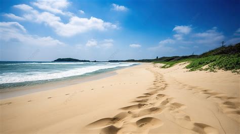 Pantai Berpasir Dengan Jejak Kaki Yang Mengarah Ke Air Pantai Berpasir