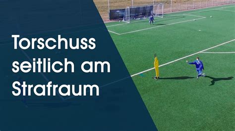 Torschuss seitlich am Strafraum Fußballtraining am Deutschen Fußball