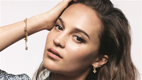 Alicia Vikander De Louis Vuitton Iucn Water