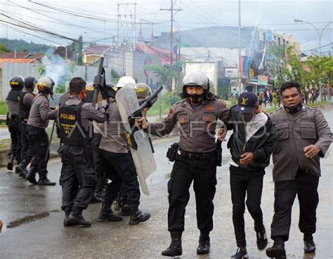 UNJUK RASA TOLAK OMNIBUS LAW DI SORONG ANTARA Foto