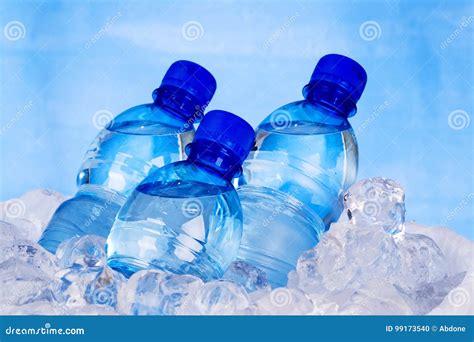 Botellas Azules De Agua En Hielo Foto De Archivo Imagen De Dieta