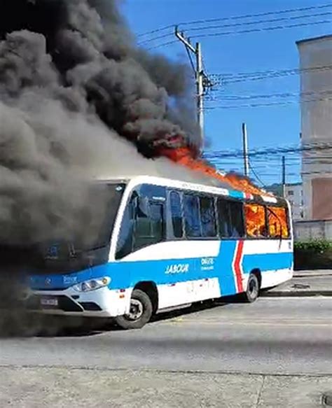 27 ônibus são incendiados na Zona Oeste do Rio após morte de miliciano