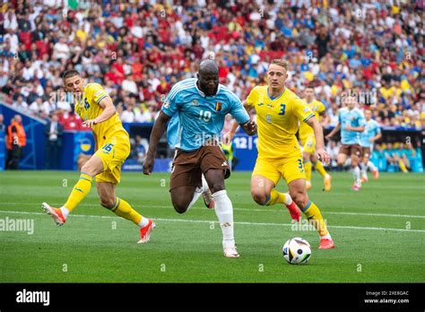 Romelu Lukaku Belgien 10 Im Zweikampf Mit Vitalii Mykolenko