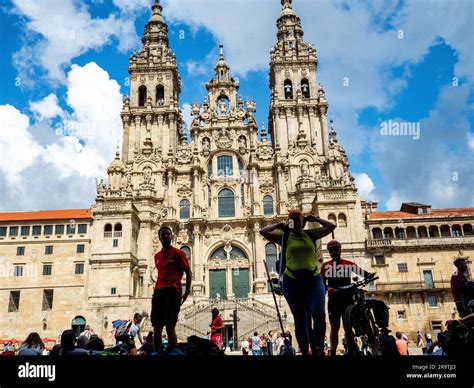 2 juin 2023 Santiago Espagne On voit des pèlerins se reposer sur la