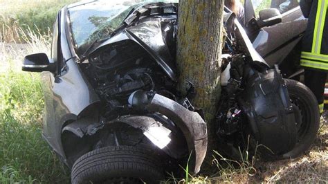 Neuss Kaarst Auto Prallt Gegen Baum Fahrer In Lebensgefahr