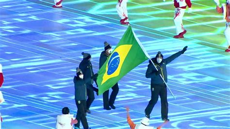 Vídeo Veja entrada da delegação brasileira na cerimônia de abertura