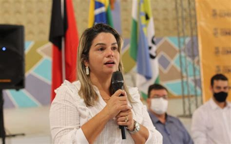 Prefeita de Conde Karla Pimentel segue decisão do grupo e anuncia