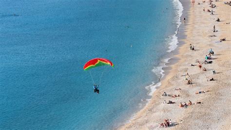 Fethiye ve Marmaris te güneşli hava sahilleri hareketlendirdi