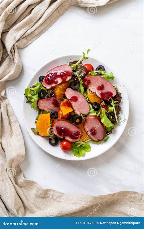 Ensalada Asada A La Parrilla De La Pechuga De Pato Foto De Archivo