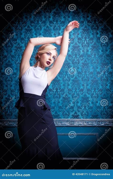 Belle Pose Blonde Dans L Int Rieur Bleu De Vintage Image Stock Image Du Attrayant Adulte
