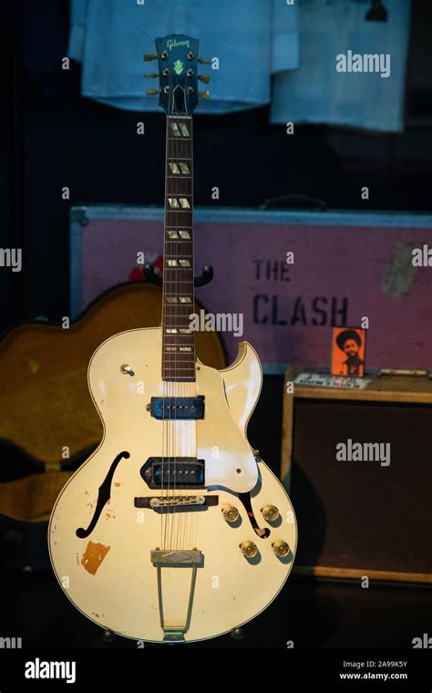Mick Jones Clash Stock Photos & Mick Jones Clash Stock Images - Alamy