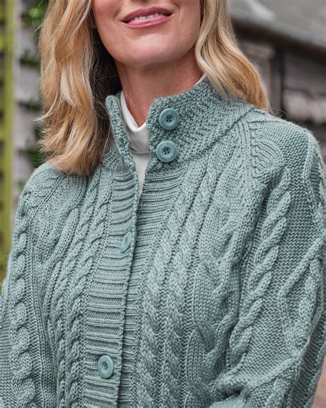 Eisgr N Langstrickjacke Mit Aran Zopfmuster Aus Reiner Wolle F R