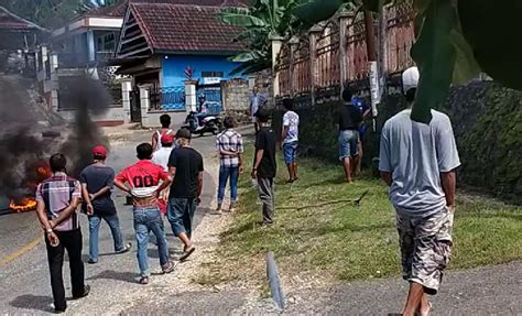 Warga Blokir Jalan Tolak Pasien Covid Yang Jalan Karantina Mandiri