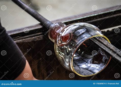 Pâte De Verre De Fonctionnement Du Souffleur De Verre D'artiste Sur Son établi. Un Crafter De ...