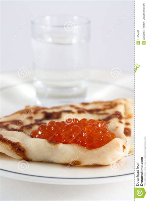 Russische Pannekoek Met Rode Kaviaar En Wodka Stock Afbeelding Image