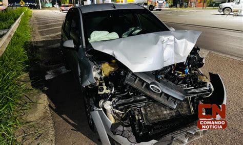 Indaiatuba Carro bate na traseira de caminhão e motorista sai ileso na