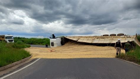 Carreta Tomba E Espalha 30 Toneladas De Soja Na MG 187 Em Serra Do