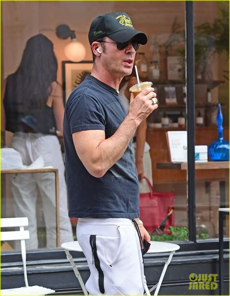 Justin Theroux Shows Off His Muscles During Day Out In London Photo