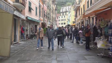 Cinque Terre Tra Friggitorie E Negozi Cinesi Arriva L Appello Dei