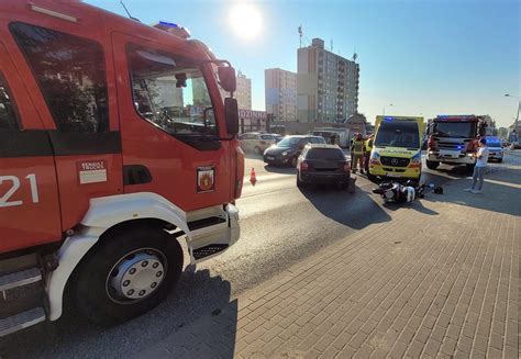 Kraksa Na Ulicy Poniatowskiego W Grudzi Dzu Auto Osobowe Zderzy O Si