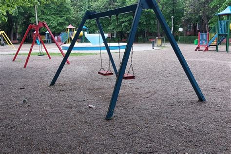 În Parcul Eminescu din Ploiești coșurile de gunoi sunt rupte sau