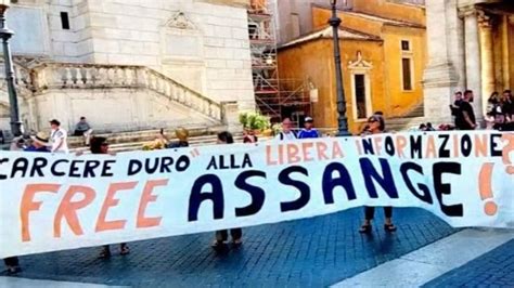 Julian Assange Polemica Sulla Cittadinanza Onoraria A Roma M S