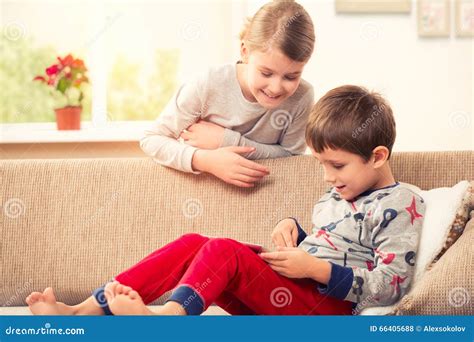 Crianças Que Jogam Com Pc Da Tabuleta Foto De Stock Imagem De Relaxar