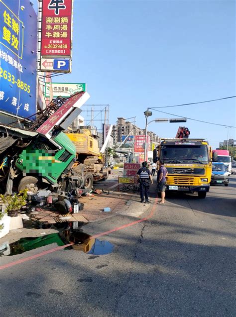 拖板車煞車失靈撞6車 衝進檳榔攤 中華日報中華新聞雲