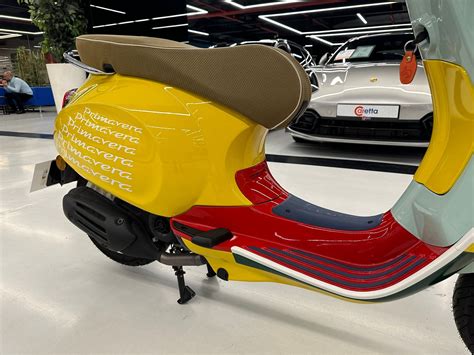 Model Vespa Primavera Sean Wotherspoon