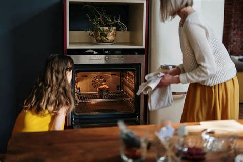 Aprende cómo limpiar un horno muy sucio en pocos pasos