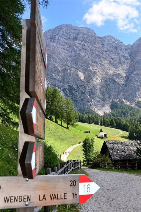 Wandern Unter Der Fanes Bei Wengen La Bild Kaufen Lookphotos