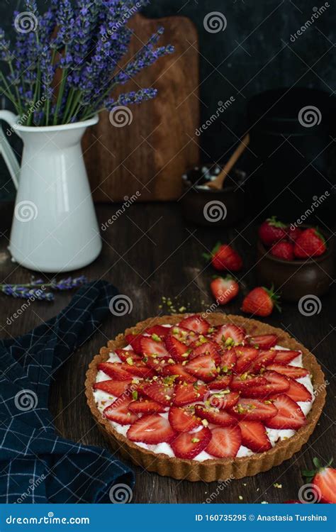 Tarta De Fresa Sobre Mesa De Madera Oscura Imagen De Archivo Imagen